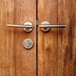 Perbandingan Pintu Kayu Solid, Pintu Inti Padat, dan Pintu Inti Berongga