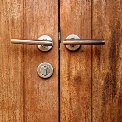 Perbandingan Pintu Kayu Solid, Pintu Inti Padat, dan Pintu Inti Berongga