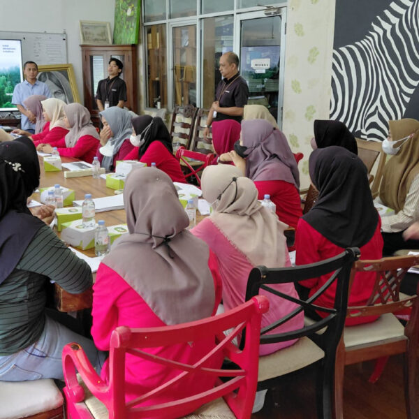 Demi Efisiensi Produksi, Tim Sanding CV Decorus Ikuti Training Pengamplasan Intensif