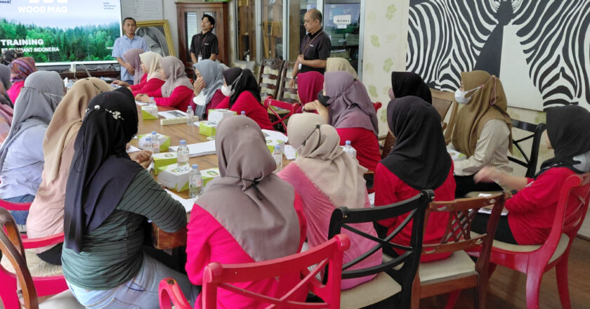 Demi Efisiensi Produksi, Tim Sanding CV Decorus Ikuti Training Pengamplasan Intensif