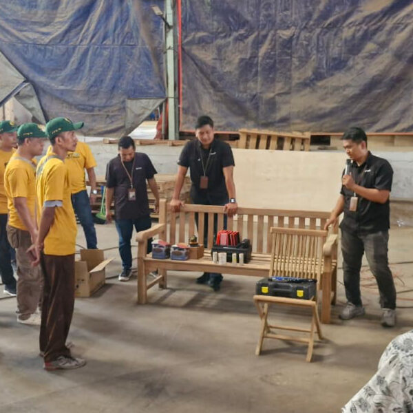 Training Finishing dalam Pengamplasan PT Ekamant Indonesia bersama HIMKI di CV Karya Exindo Prima